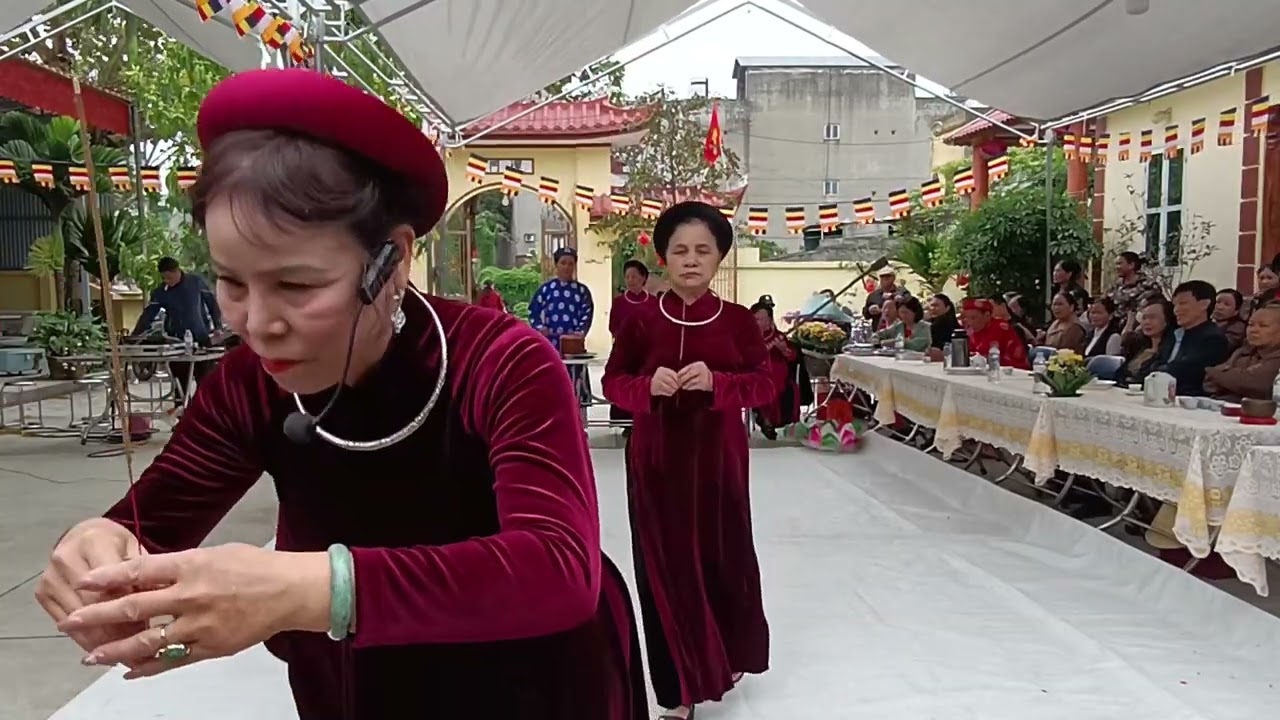 Dâng hương CLB Ca Trù Thượng Thôn.