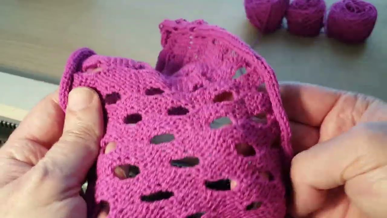 Empisal Knitmaster 321-Creating eyelets.