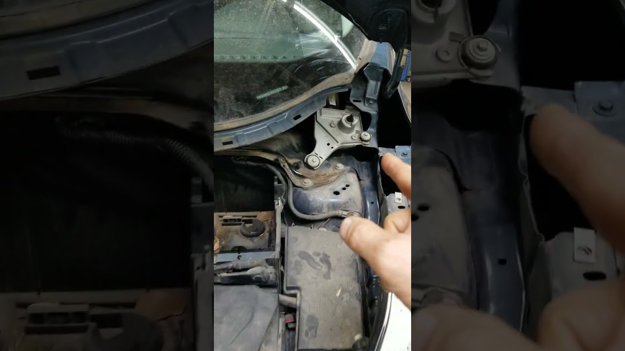Замена аккумулятора Ford Escape 2017 года.