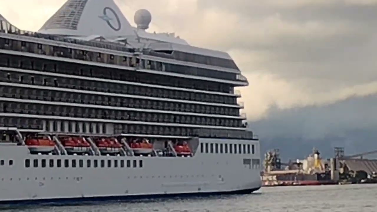 Navio de passageiro saindo do porto de santos 