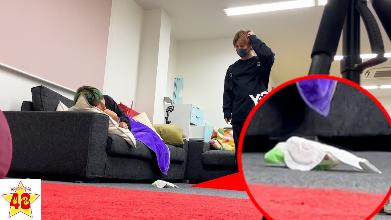 【検証】女子メンバーが寝ている横に生理用品が落ちてた時の男子のリアルな反応...