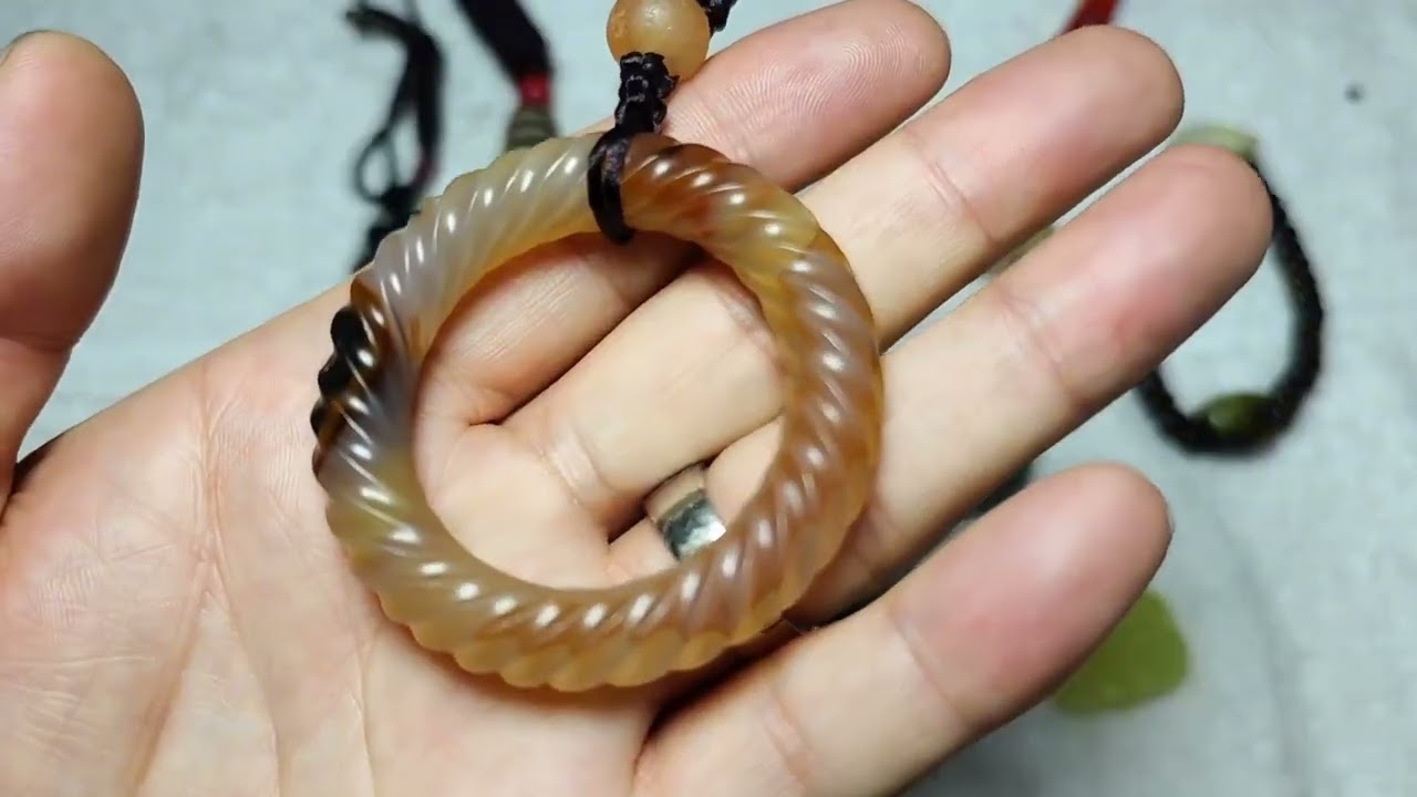 收藏了几十年的老翡翠，老板现在跳楼价出，斌哥立即拿下闪人！