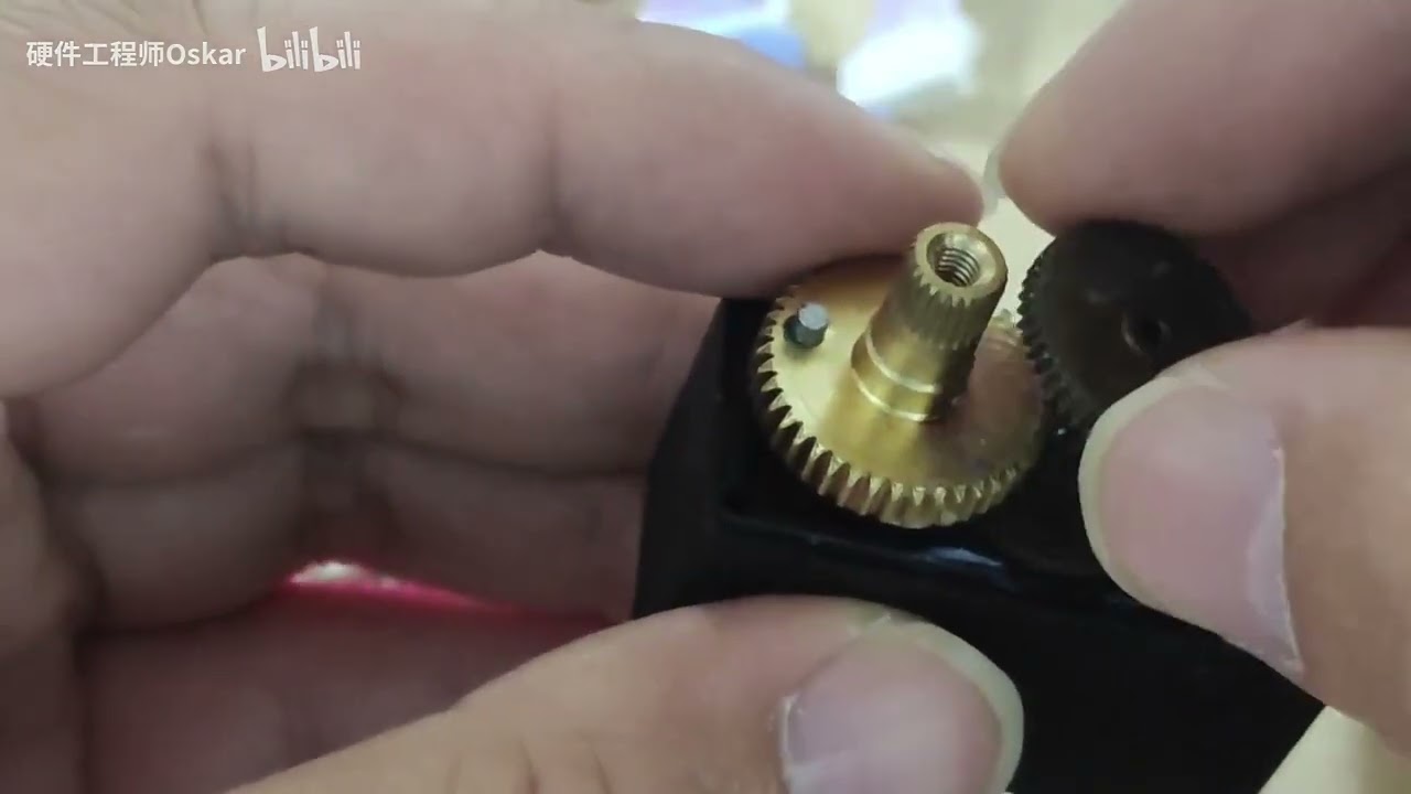 拆一个舵机，给大家看下内部构造，简单讲下原理