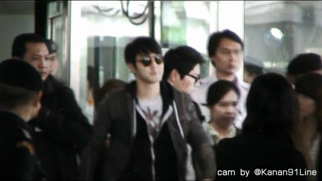 [Fancam] 120130 Siwon and his Mom at Suvarnabhumi Airport