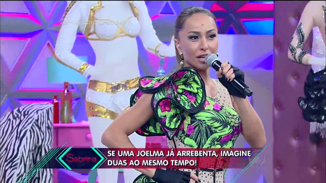 Sabrina arrasou no figurino de Joelma