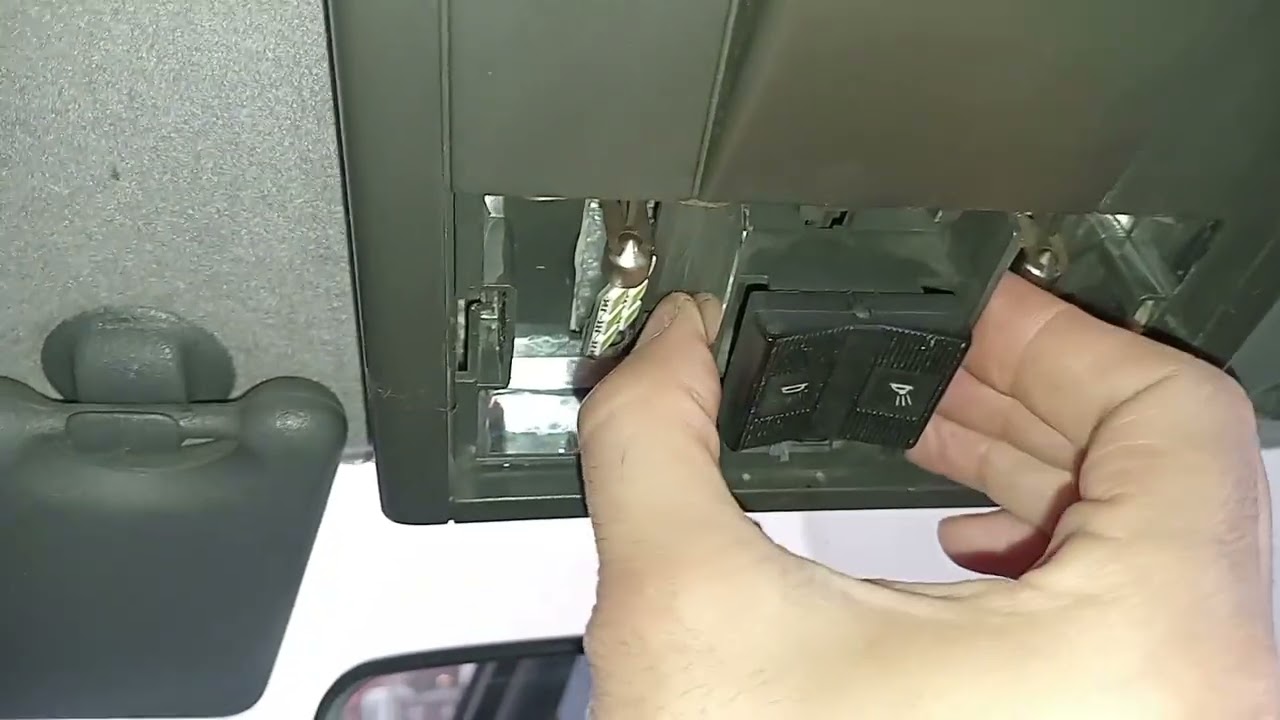Como sacar el plafon de luces de cortesia Renault 19