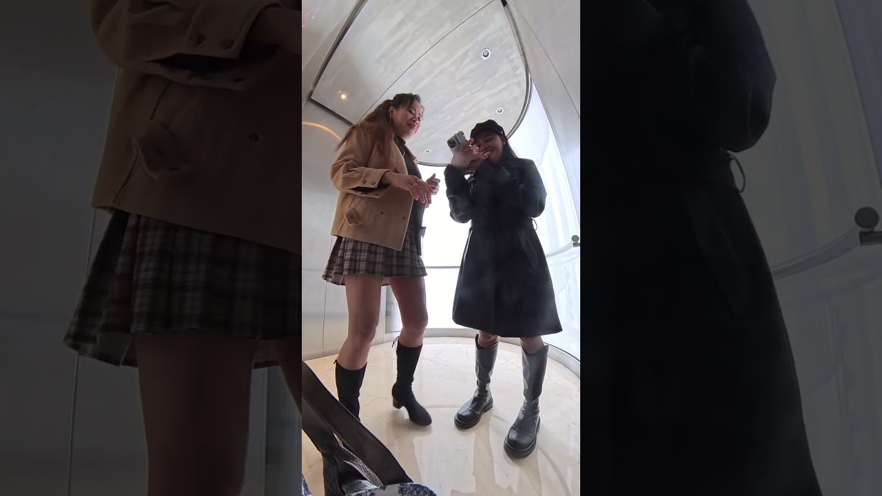 Когда мой друг испугался в стеклянном лифте 😅