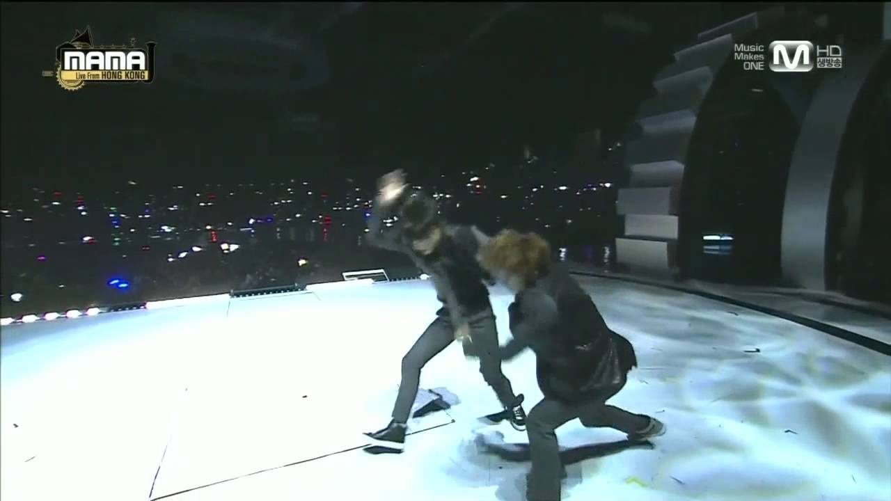 엑소(EXO) - 으르렁(Growl) + 늑대와 미녀(Beauty and the Beast) at 2013 MAMA