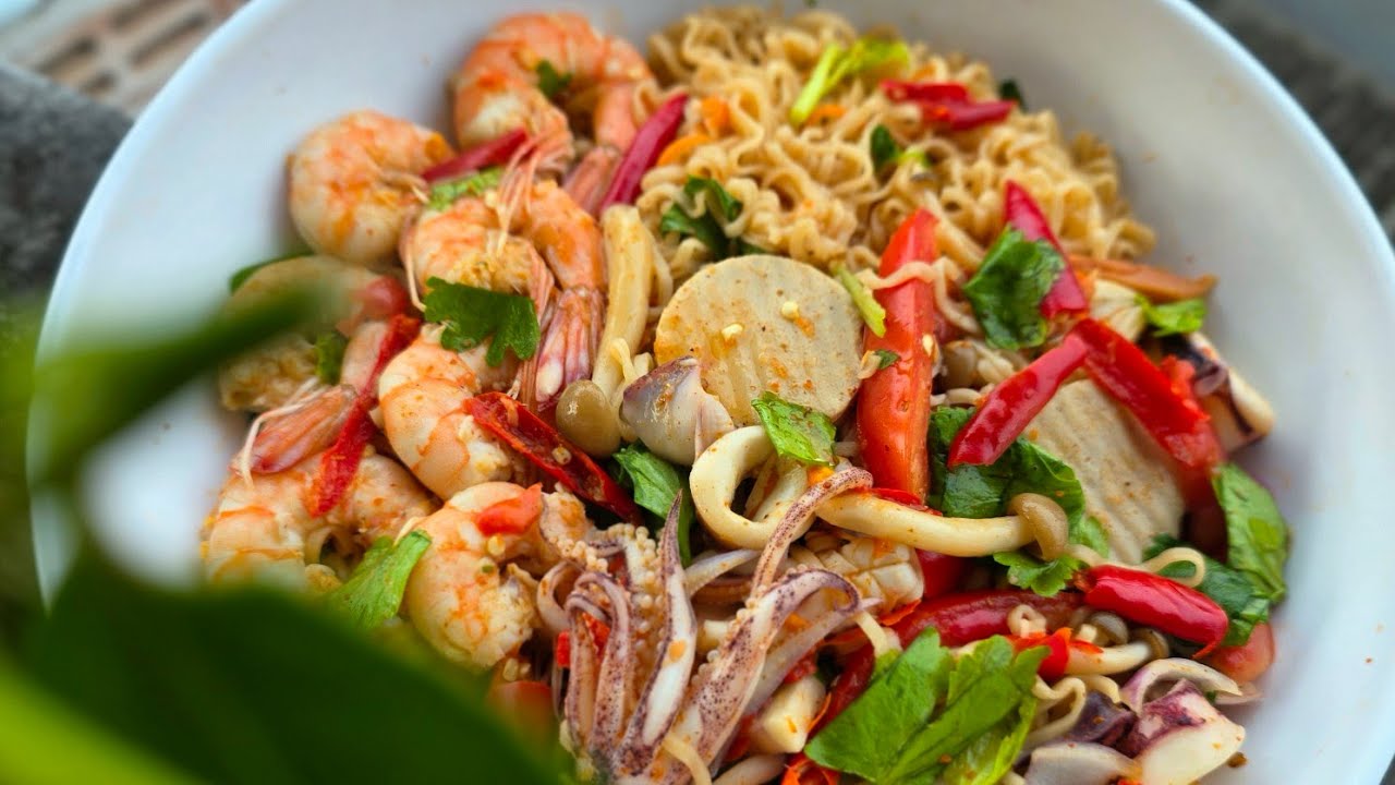 ပင်လယ်စာမာမား​ခေါက်ဆွဲသုပ် ချဥ်ငံစပ်ရှူးရှူဲလွယ်ကူမြန်ဆန်သုပ်နည်း 🍝🥵