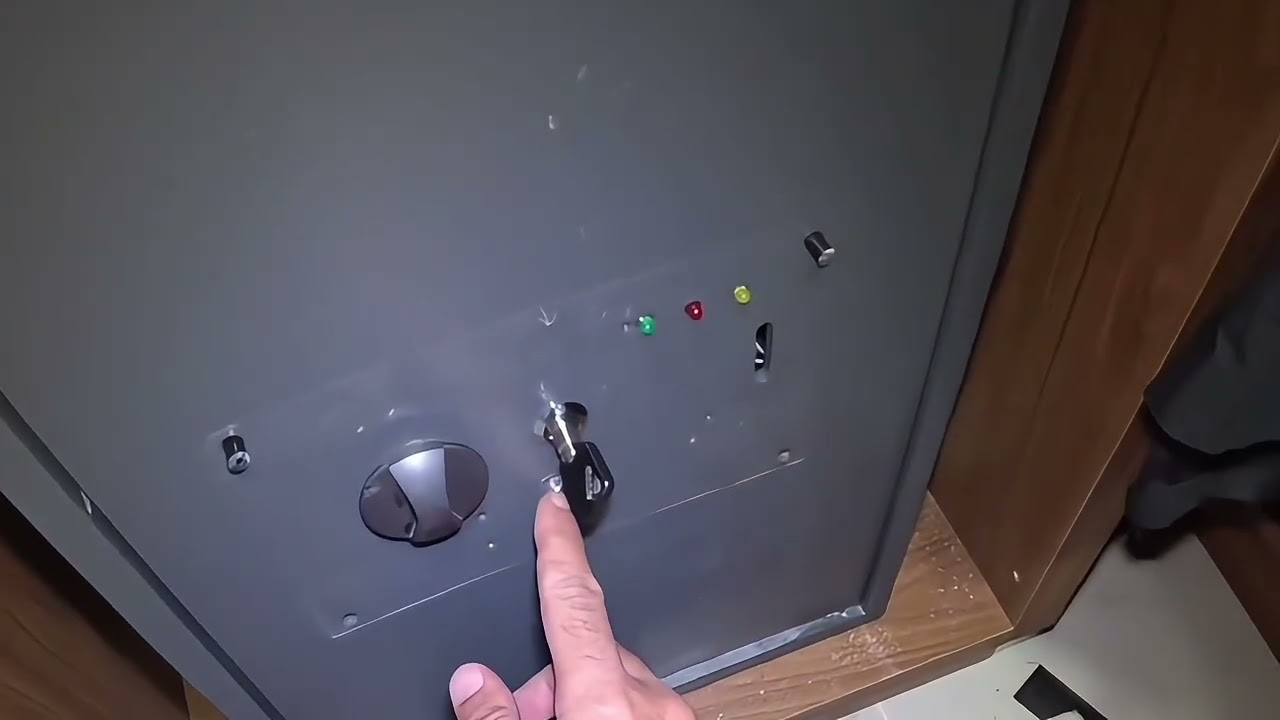 Я попытался открыть сейф в доме… Что-то в этом показалось мне очень подозрительным.