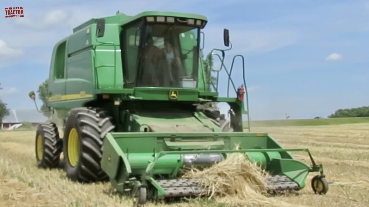 JOHN DEERE 9550 Combine Harvesting Rye