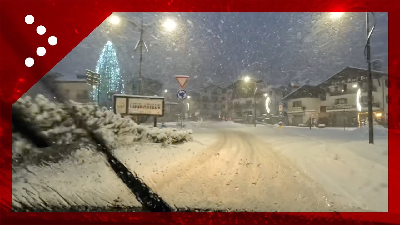 Courmayeur, fitta nevicata all'alba: il camera car lungo le strade della località sciistica