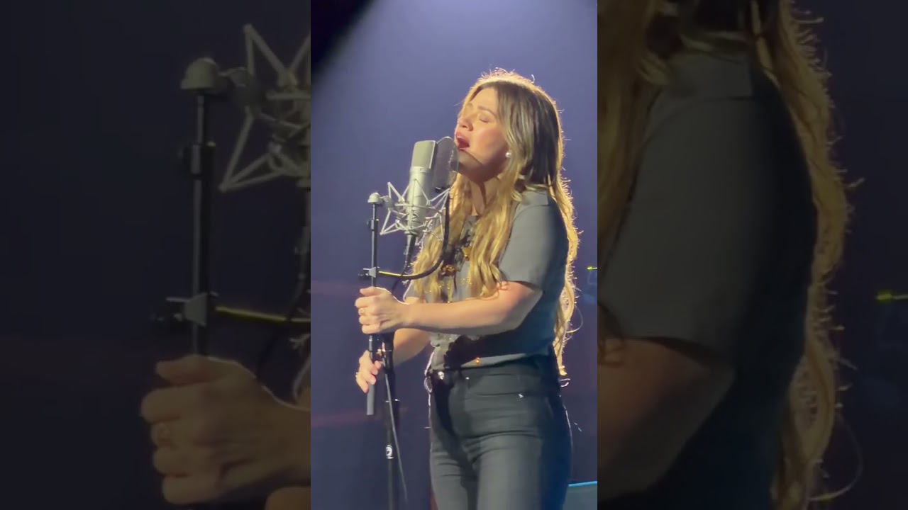 Kelly Clarkson #AlohaJoaquin #LasVegas @kellyclarkson Colosseum Caesar’s palace Beautiful Disaster