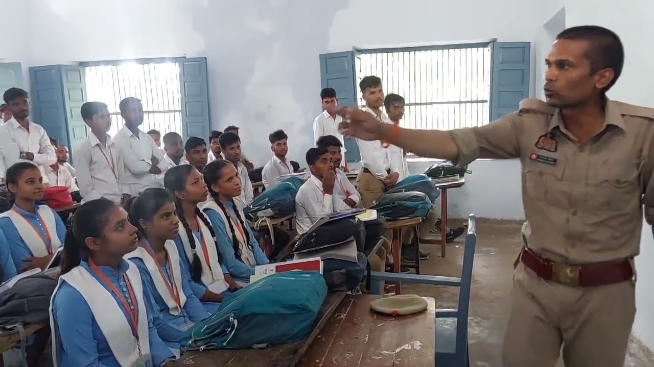 फायरमैन जितेंद्र राठौर 500 से अधिक गरीब छात्राओं को निःशुल्क पढ़ाते हुए