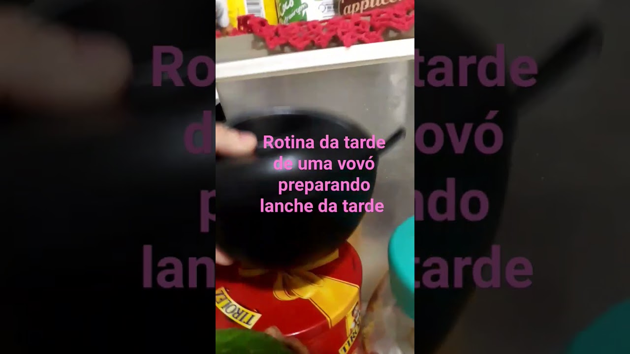 Rotina da tarde de uma vov&oacute; preparando o lanche da tarde