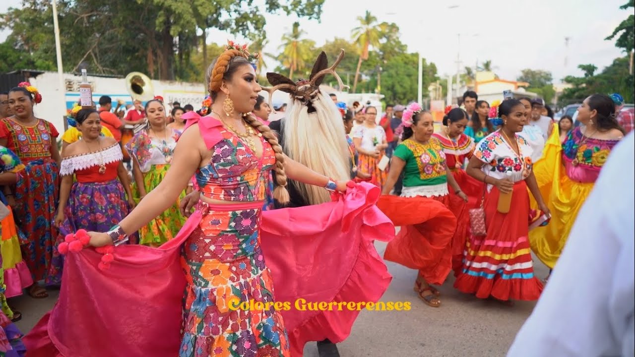 Así se viven las despedidas de soltero en la Costa Chica | Paseo de las ´Mojigangas´ en Cruz Grande.