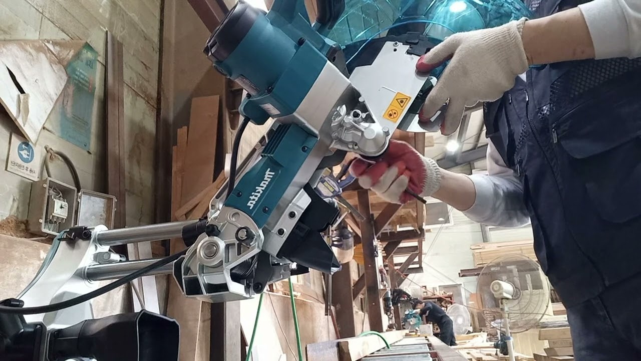 Unboxing and installation of Makita Miter Saw LS1219L