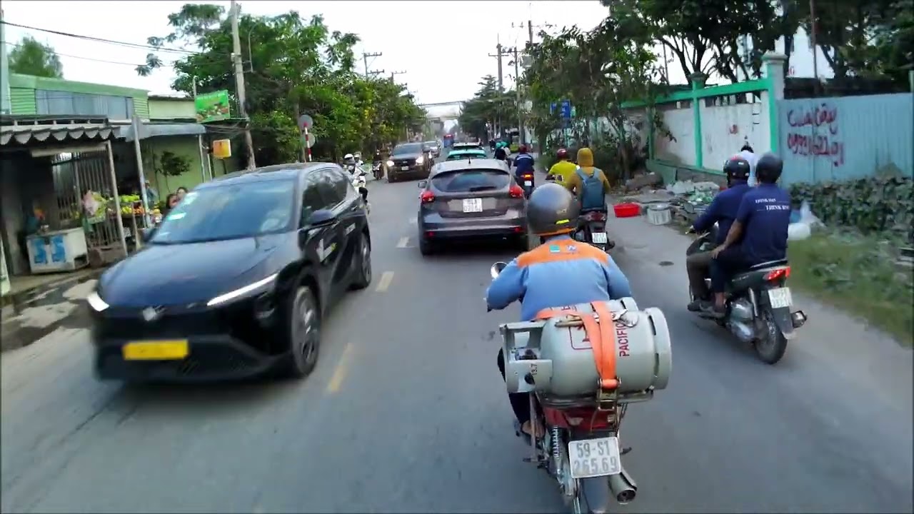Driving from Vinhomes Grand Park to Crescent Mall, Ho Chi Minh City, Vietnam (helmet cam)