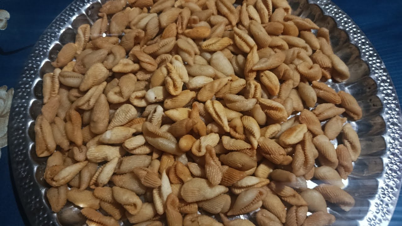 বানিয়ে ফেললাম নরসিংদীর বিখ্যাত সামুক পিঠা/ঝিনুক পিঠা। মুখে স্বাদ লেগে থাকার মত।