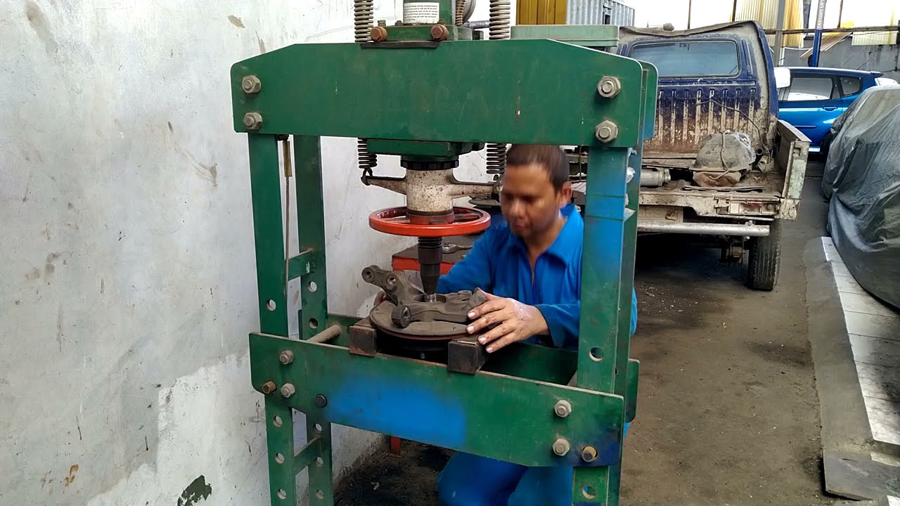 Penggantian bearing roda depan Avanza dengan metode press hidrolik
