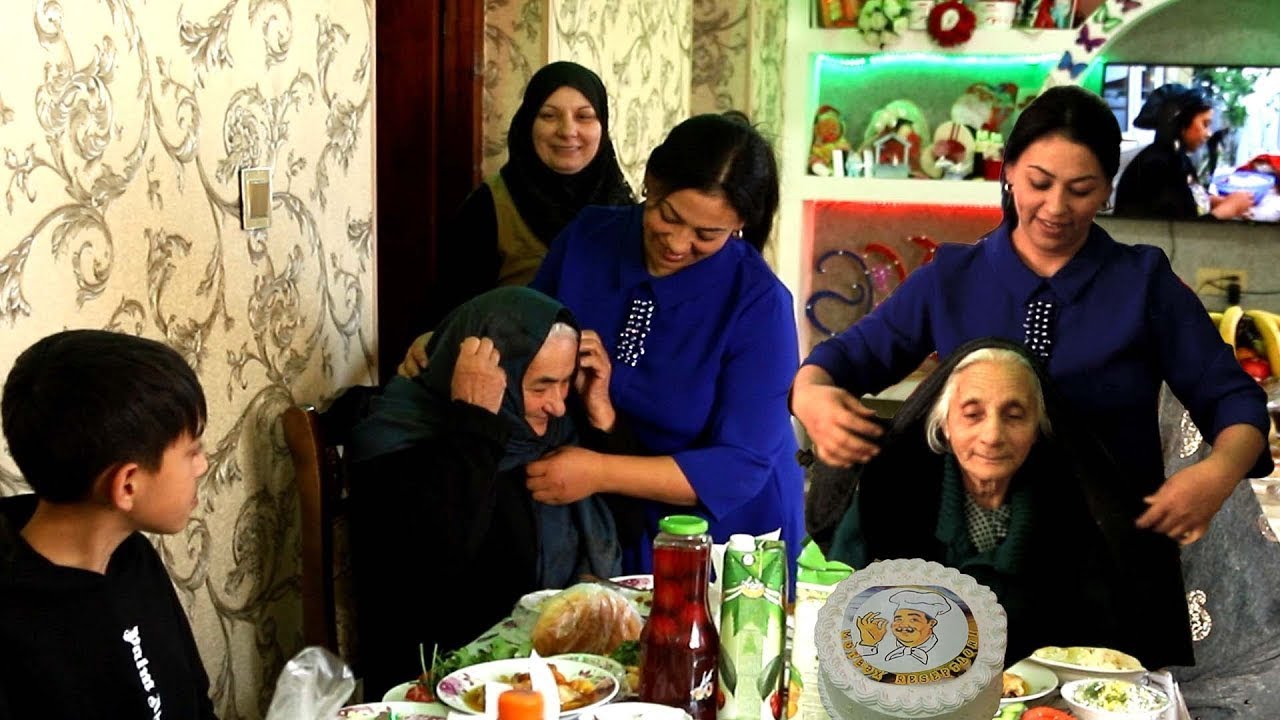 Мы в гостях у 90-летней бабушки я взяла конфеты