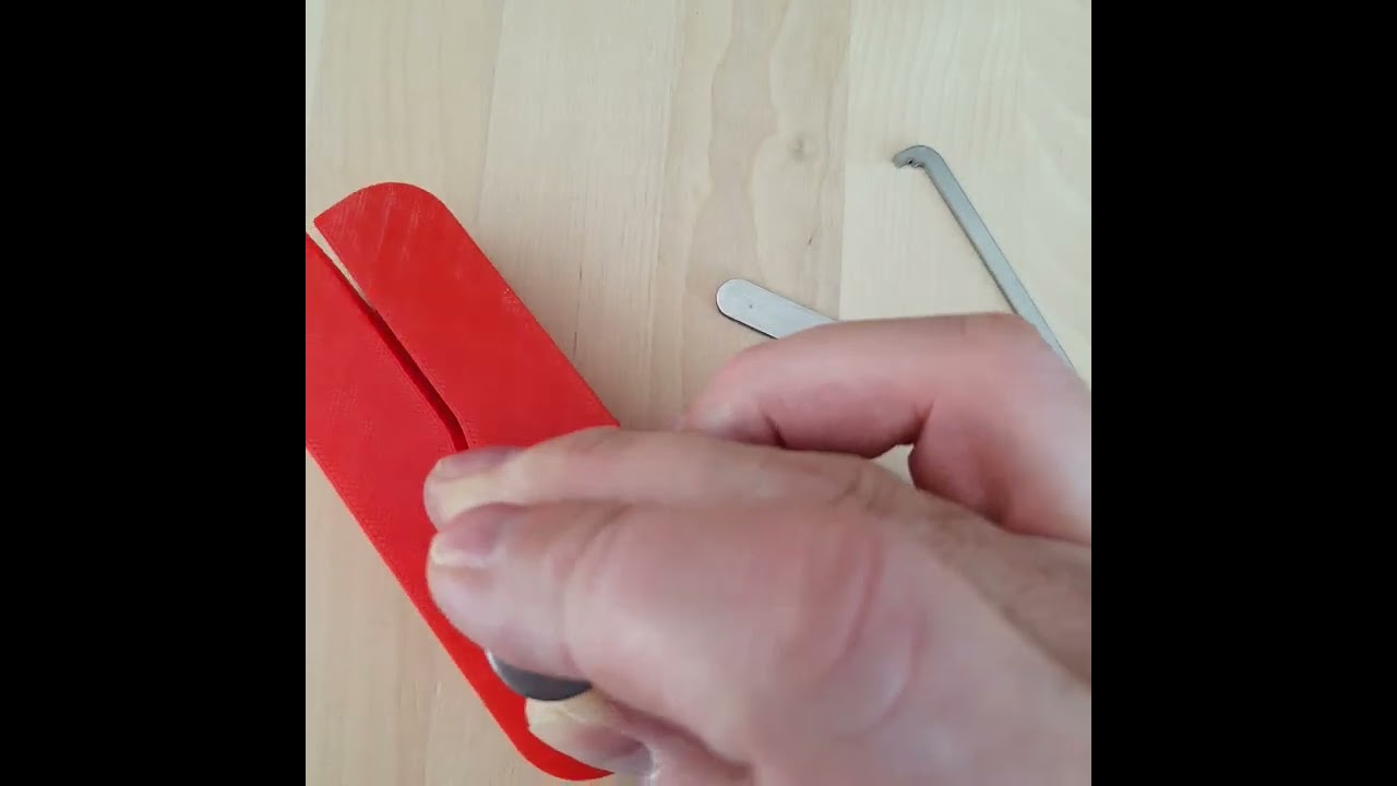 Red Team Tools progressive locks hand clamp: Installing the lock
