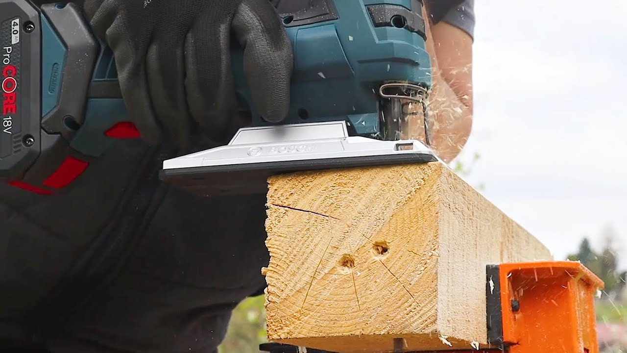 Cutting 100x100mm beams with a pendulum saw? No problem. Bosch GST 18V-LI S