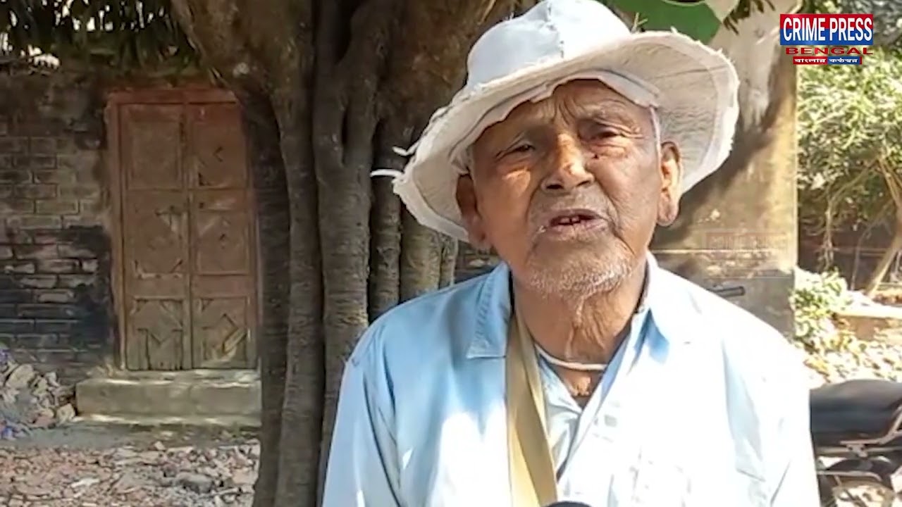 ৮৮ বছরের বৃদ্ধ খগেন দেবনাথ ঘুগনি বেঁচে সংসার চালান