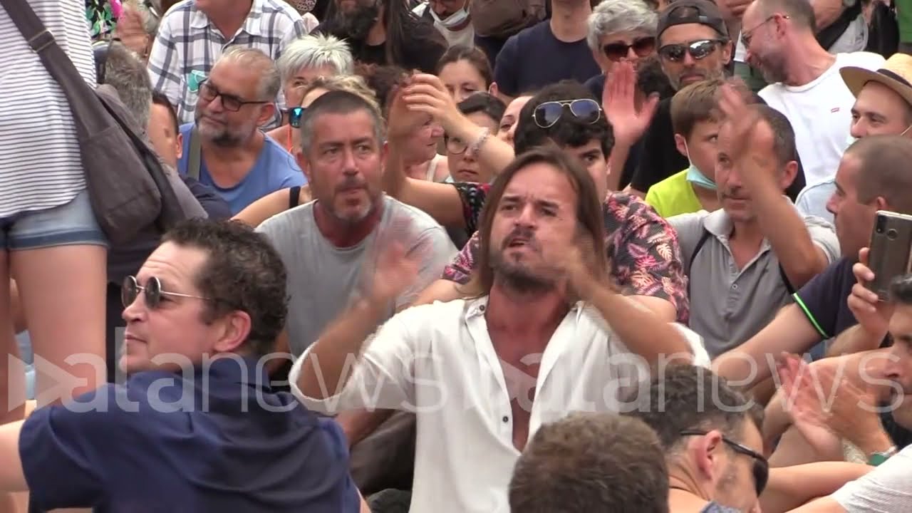 Green pass, a Firenze si scatena la protesta in piazza della Signoria