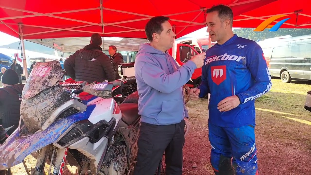Solo bajarse de la moto Gerard Farres atendía a Agmotor.