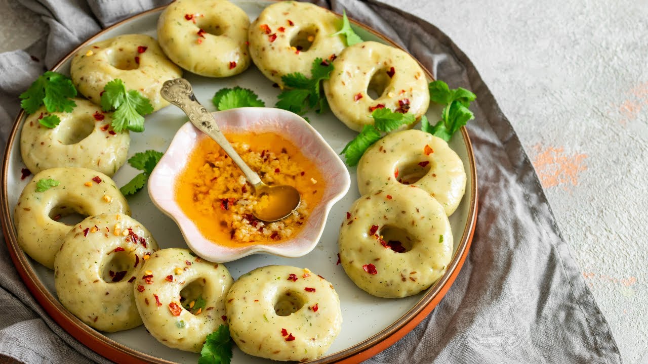 Garlic Butter Khichu (Papdi no Lot) - Famous Gujarati Snack - Indian Recipe