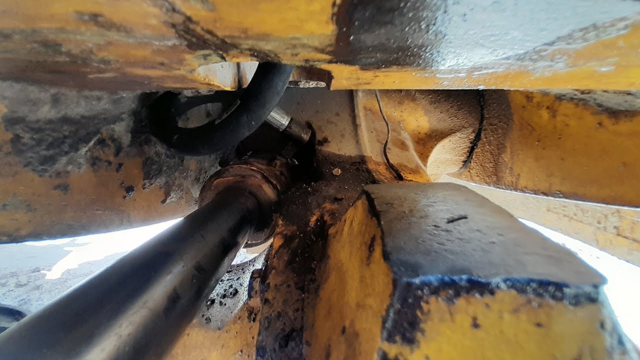 أسباب وإصلاح تلف فكسيبل العجلات الأمامية لألة الحفر jcb