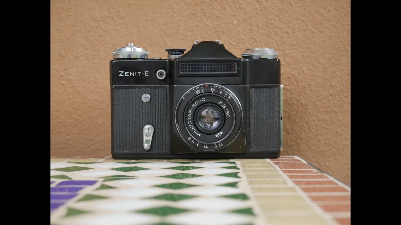 2. Zenit E con l'esposimetro al selenio