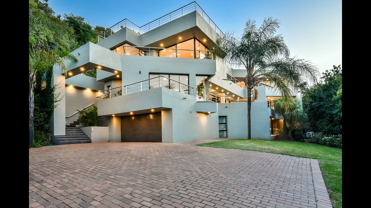 Modern Masterpiece With Panoramic Northcliff Views!