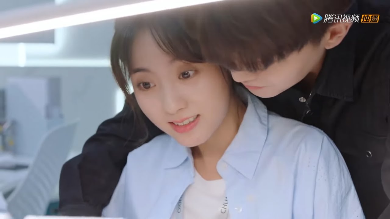 Boss pulled Miss Crow over in his arms, and stayed with her when she's working|MissCrowWithMr.Lizard