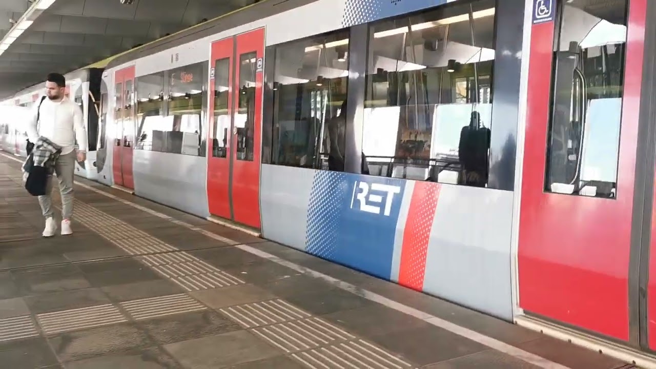 Metro's op Station Zuidplein Rotterdam