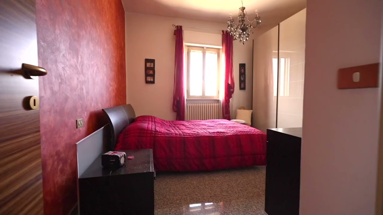 JESI-VIA MAZZANGRUGNO: CASA SINGOLA CON 3 UNITA' ABITATIVE COMPLETA DI AMPI ACCESSORI E CORTE