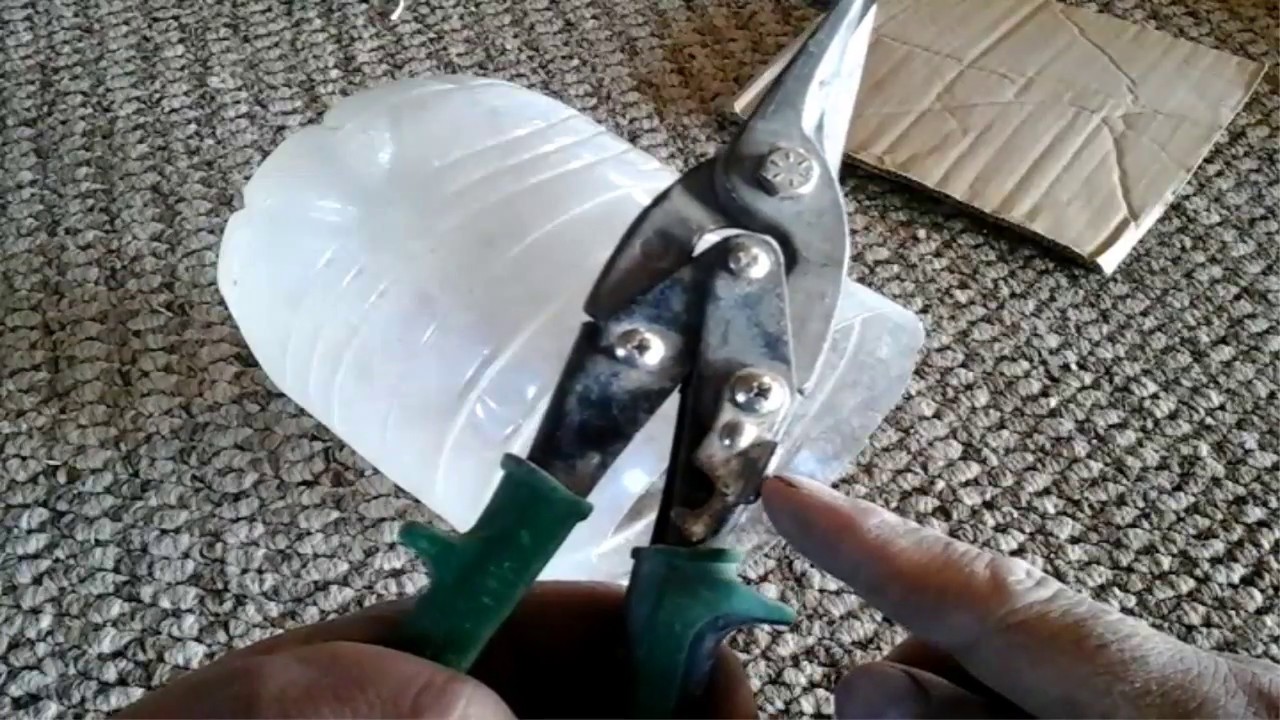 Usos de una tijera de metales/Uses of a metal scissor.