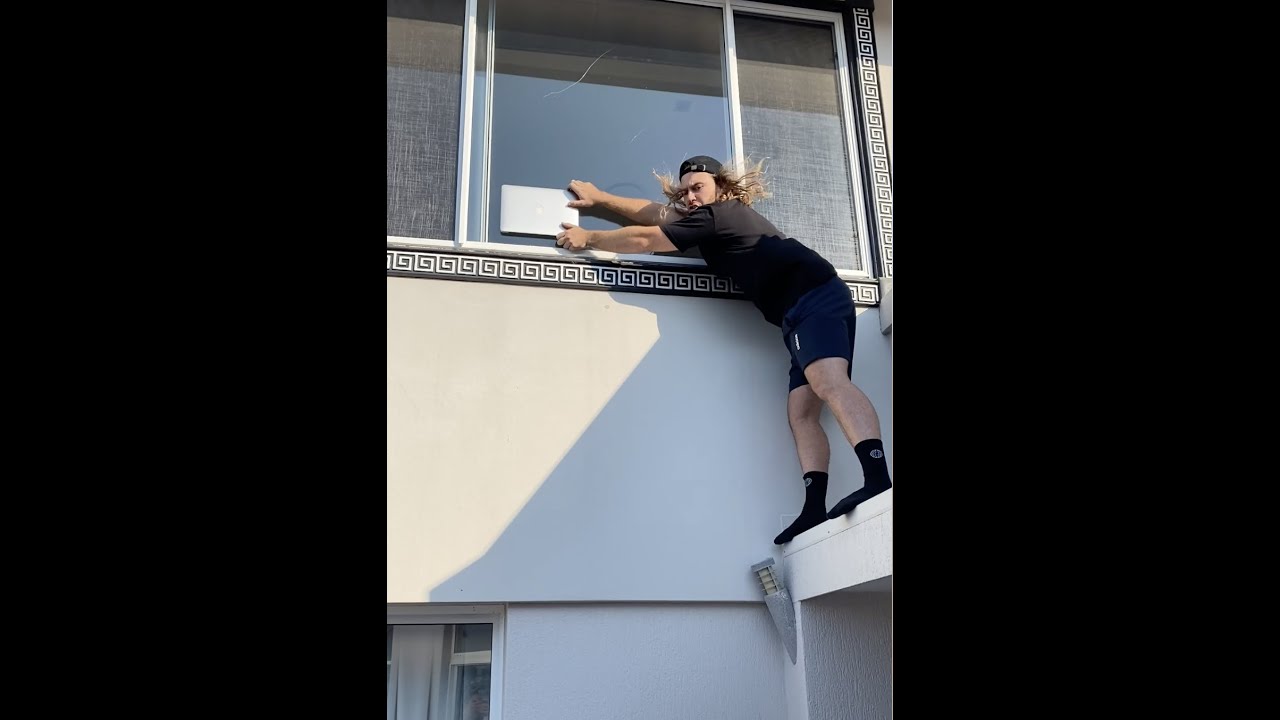 Целую неделю склеивал суперклеем вещи своих друзей!