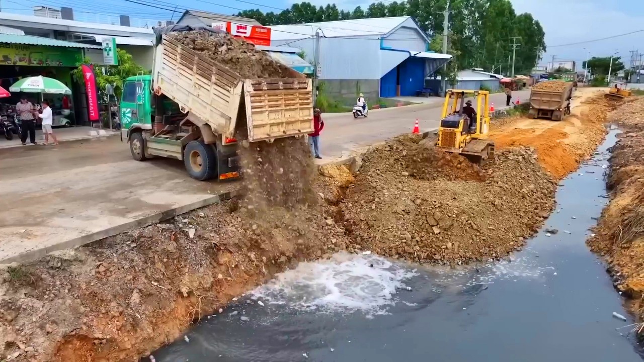 Start New Landfill Using Dump Truck pour soil with Dozer KOMAT'SU PUSHING Soil Fast