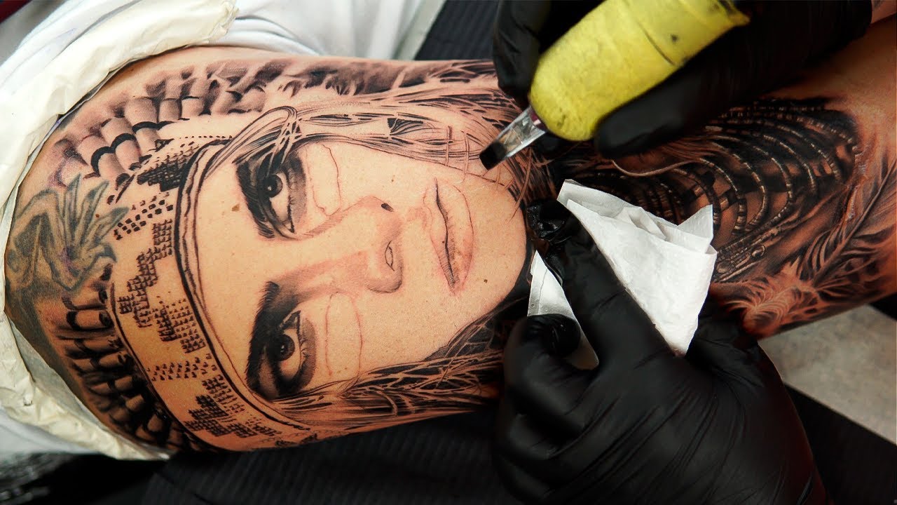 TATUAGEM DE INDIA REALISTA PRETO E CINZA