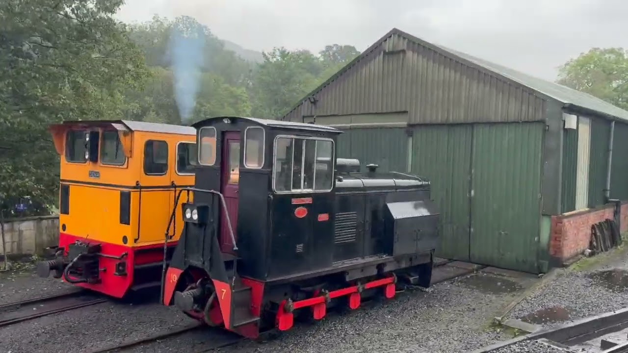 4 Minutes of Welshpool and Llanfair railway  (in the rain).