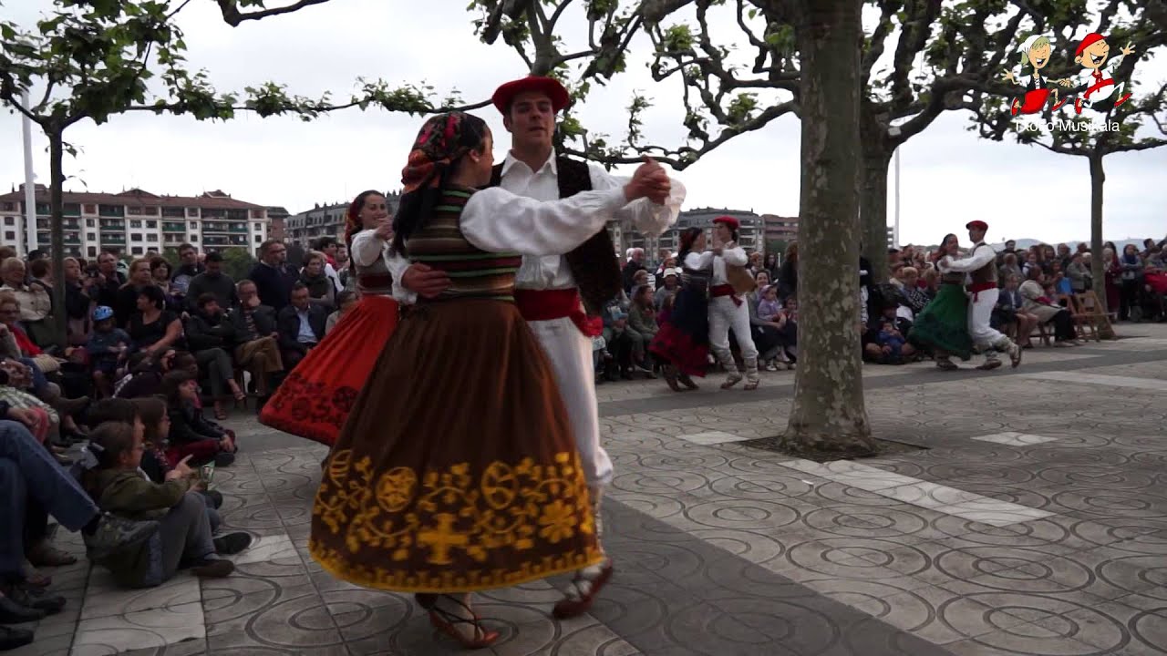 201405101201 Elai Alai Dantza eta Musika Taldea Portugaleteko Folklore Azokan