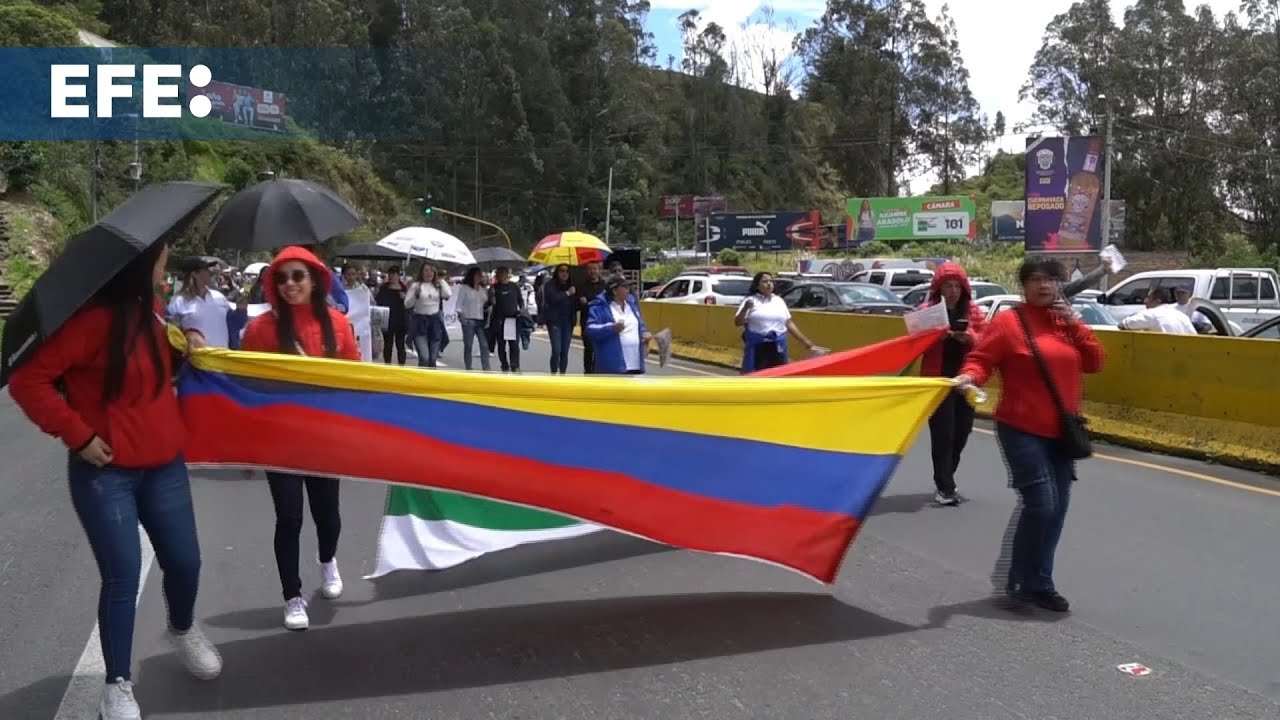 Comerciantes bloquean puente entre Colombia y Ecuador para protestar contra guerra comercial