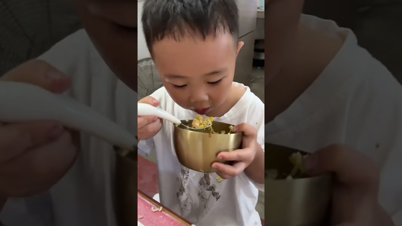 一个娃娃4个大人送去幼儿园，全家都很重视的程度，还给王西瓜拍了入园证件照和复古稻田照，纪念这有意义的一天