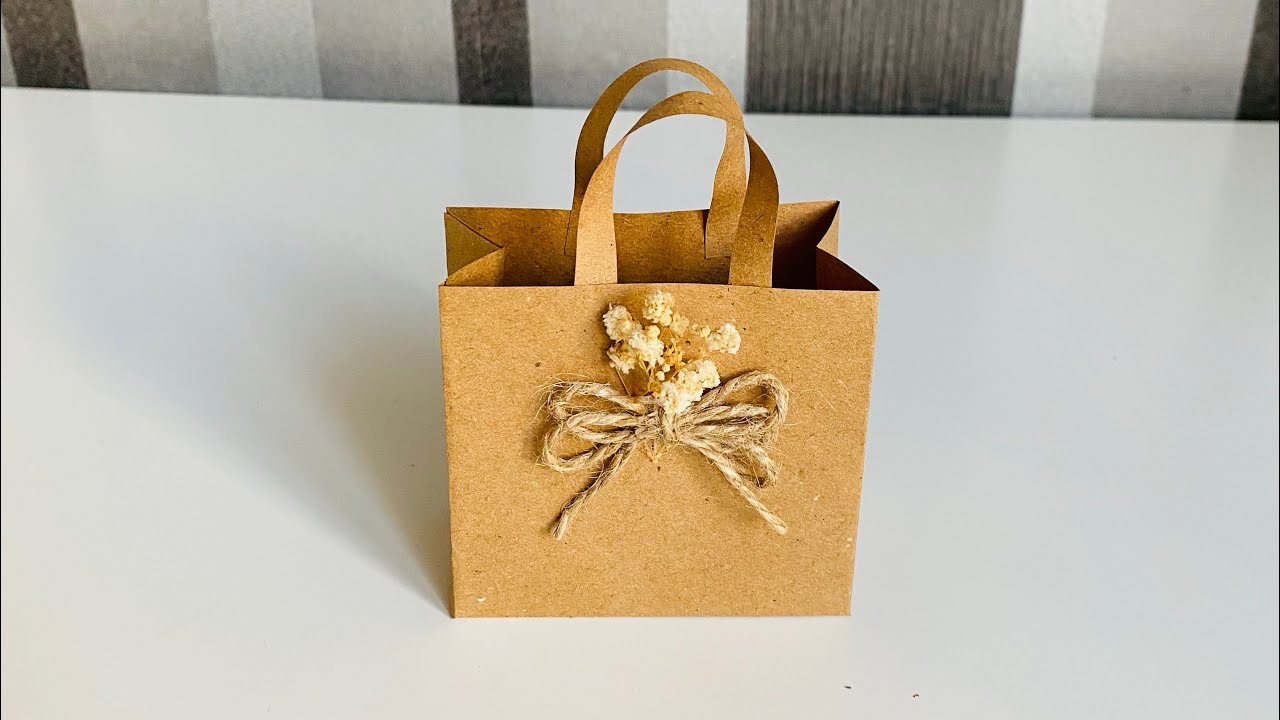Kağıttan hediye çantası yapımı. Çok tatlı oldu🌸 Paper gift bag making…
