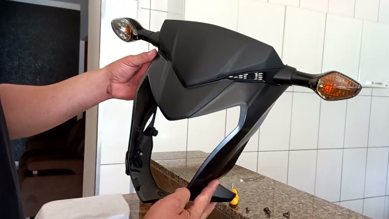 CB 650 f Montando as carenagens da frente e painel  passo a passo.Serve como desmontagem também .