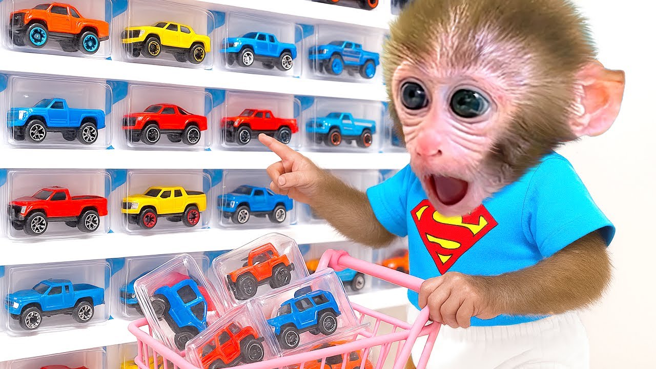 El mono Bon Bon hace compras en la tienda de coches Hot Wheels y juega con el cachorro