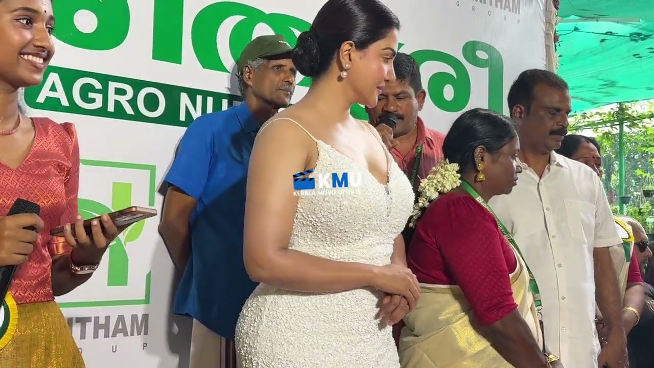 പുതിയ കടയുടെ ഉൽഘടനത്തിന് എത്തിയപ്പോൾ 