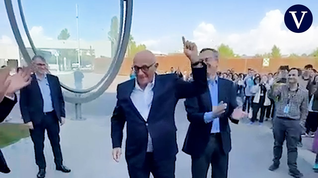 La ovación de los trabajadores del Banc Sabadell a Josep Oliu tras el fracaso de la opa del BBVA